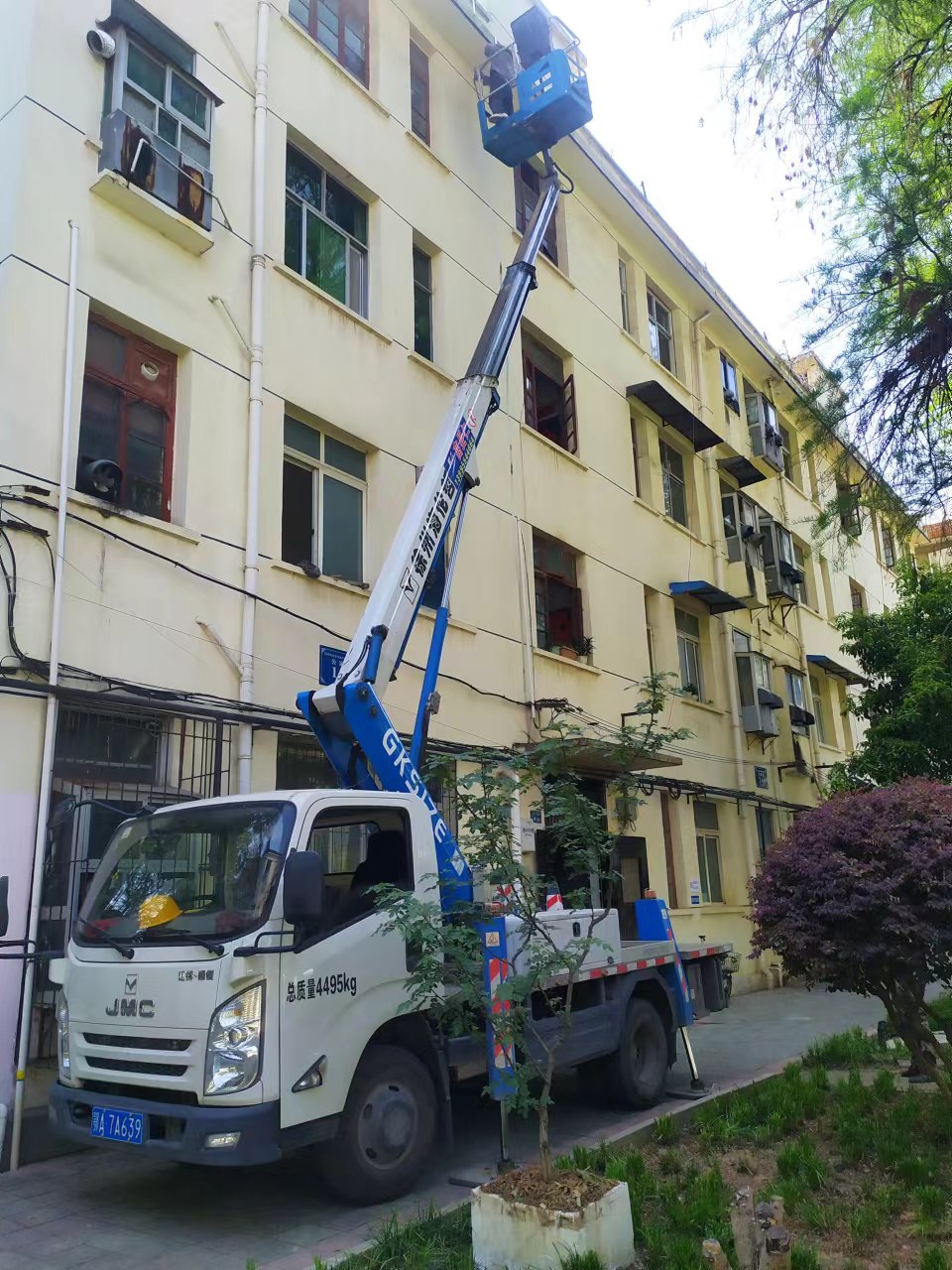 藍(lán)牌自臂登高車(chē)安裝廣告牌施工現(xiàn)場(chǎng)，方便操作