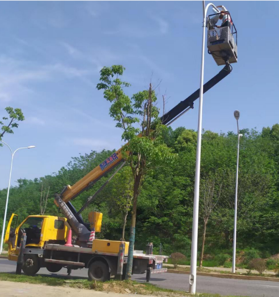 載人直臂登高車(chē)安裝路燈施工現(xiàn)場(chǎng)
