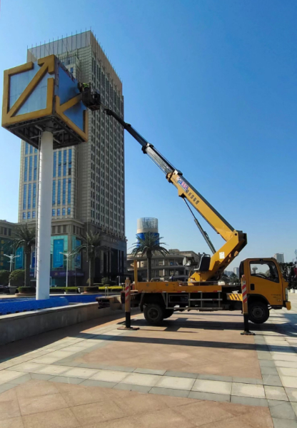 高曼仁登高車(chē)高空作業(yè)，用車(chē)安全