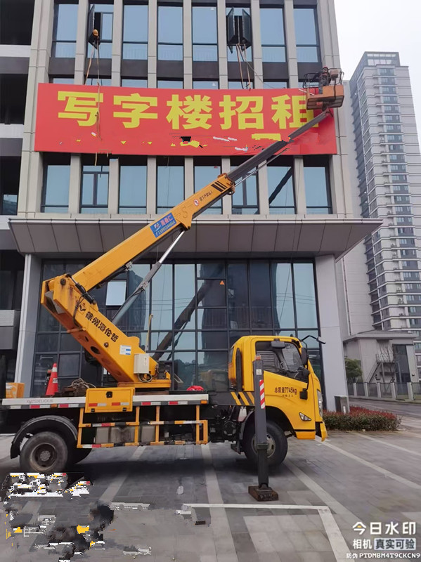 28米登高車(chē)高空安裝外圍標(biāo)識(shí)牌施工現(xiàn)場(chǎng)