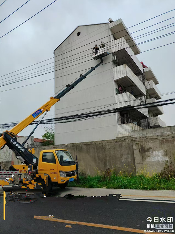 28米直臂藍(lán)牌登高車(chē)焊接電線(xiàn)施工現(xiàn)場(chǎng)