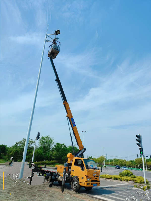 22米黃牌直臂登高車(chē)更換路燈施工現(xiàn)場(chǎng)